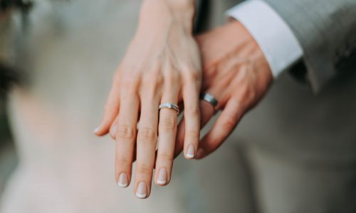 Evlenme engelleri nelerdir? Kesin evlenme engeli, kesin olmayan evlenme engeli, bekleem (iddet süresi), hısımlık, akıl hastalığı, mevcut evlilik, TMK.